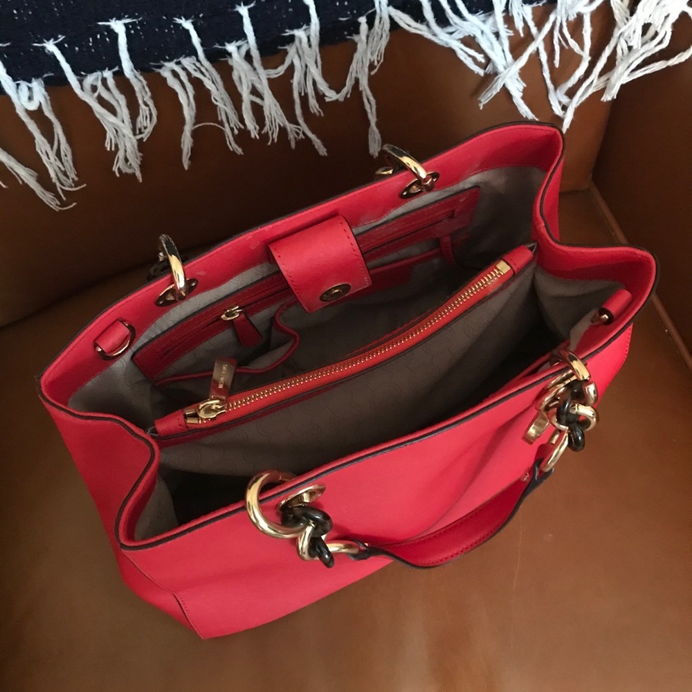 Michael Kors Cynthia Coral Leather Purse. - Picture 3 of 5